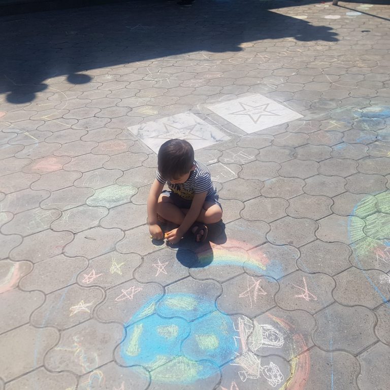 İnternat uşaqları üçün kiçik park inşa et