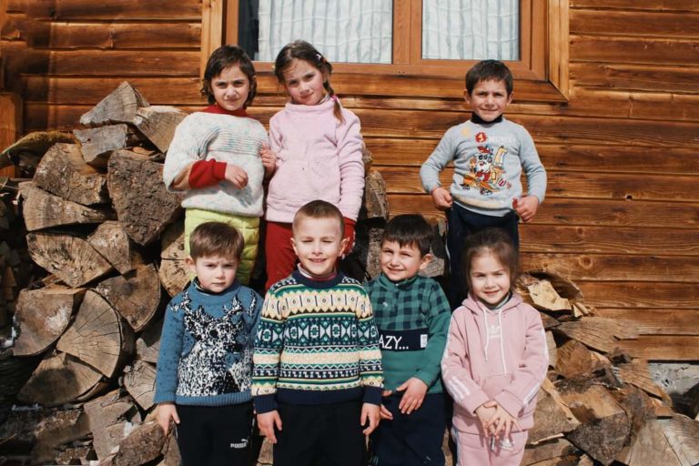 Tsvirmidə yaşayan uşaqların dünyasını rəngləndir